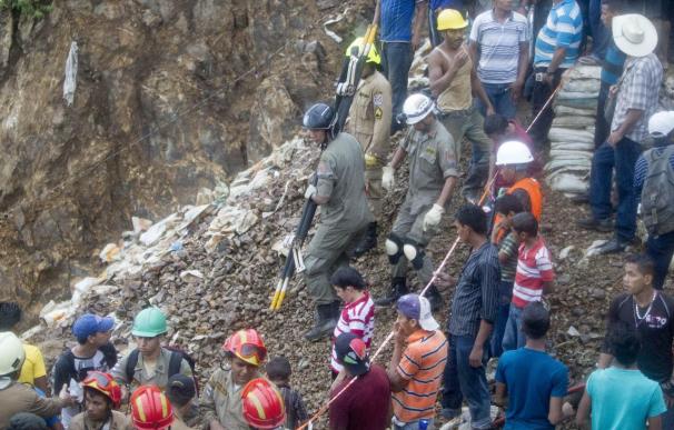 Rescatan a tres de los once hombres atrapados en una mina artesanal en Honduras