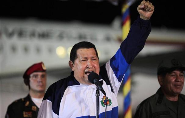 Chávez dice que acabó la radioterapia, rechaza rumores y canta a su vuelta