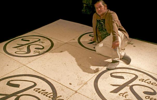 Carlos Garaicoa retrata la publicidad del suelo de La Habana en siete tapices