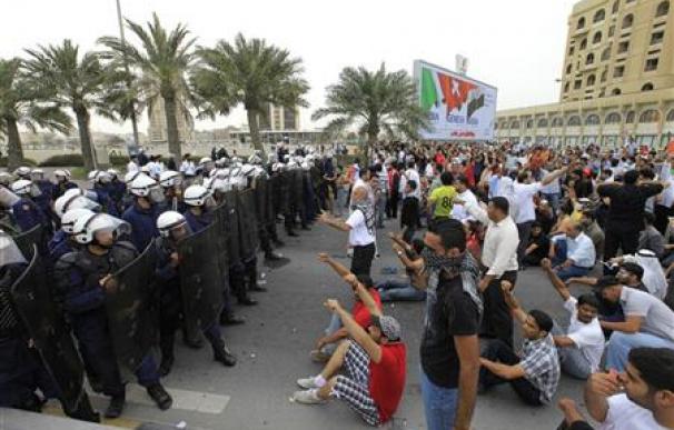 Manifestantes bloquean vías y se enfrentan a la policía bahreiní