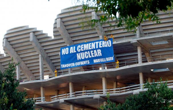 Ecologistas colocan una pancarta en contra del ATC de Zarra en el nuevo Mestalla