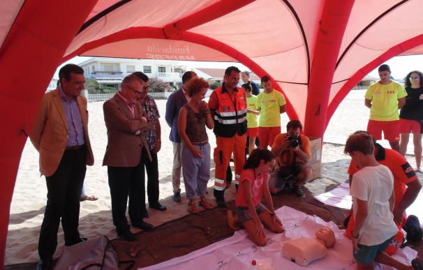 El 061 y la Fundación Mapfre cierran en la playa de Punta Umbría una campaña de prevención de ahogamientos