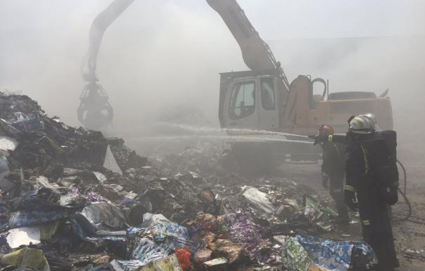 Bomberos continúan trabajando para sofocar el incendio de la planta de reciclaje de Arganda