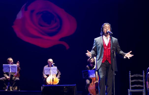 Valderrama recibe en Sevilla la alternativa como cantaor flamenco
