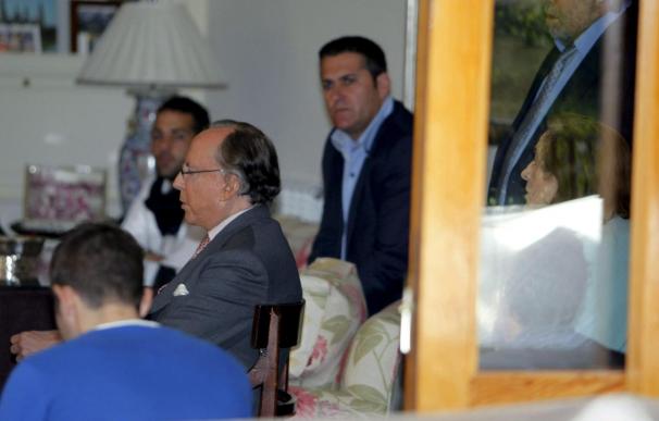 La afición acude en caravana a la casa de la presidenta del Rayo Vallecano a protestar