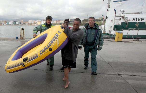 Rescatados tres inmigrantes en una lancha neumática en el Estrecho
