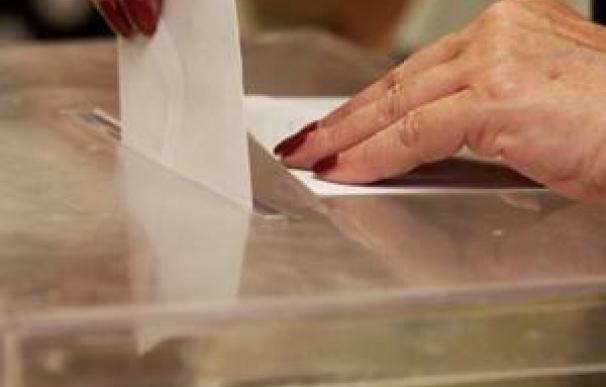El voto por correo viaja a los colegios electorales para contabilizarse mañana junto con el voto en urna