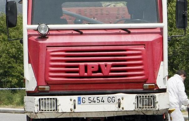 Los bomberos de Lugo evacúan a diez niños de un autobús que quedó semivolcado