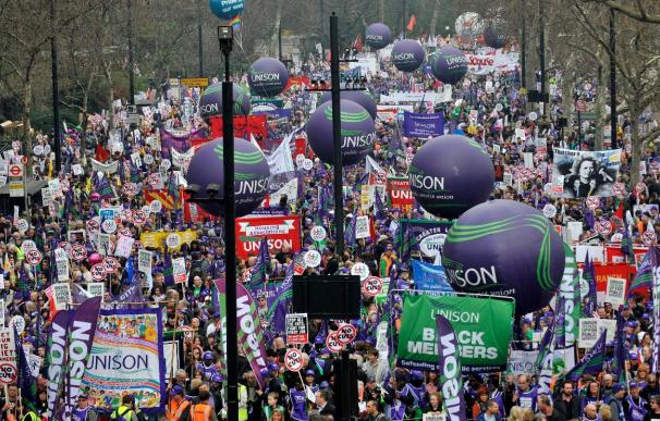 Miles de personas se manifiestan en Londres contra los recortes del Gobierno