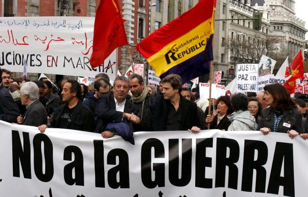 Los manifestantes corean "No a la guerra" para exigir que Zapatero salga de Libia