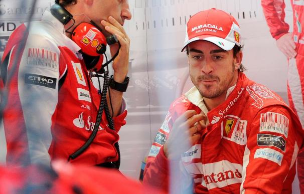 Fernando Alonso dialoga con su ingeniero de pista, Andrea Stella
