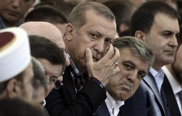 Erdogan llama a eliminar los "virus" de las instituciones