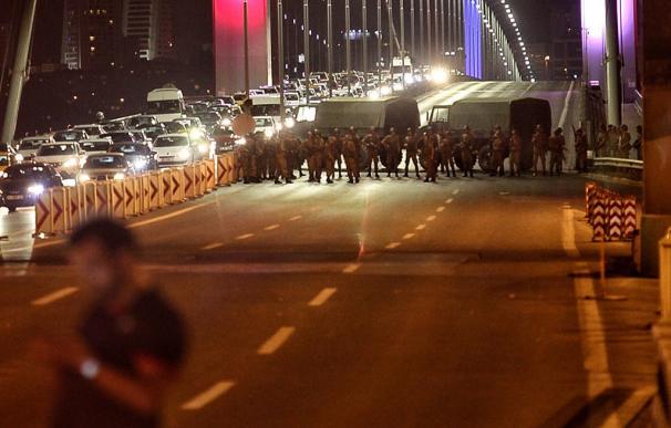 Enfrentamientos entre fuerzas de seguridad turcas y golpistas en una base aérea