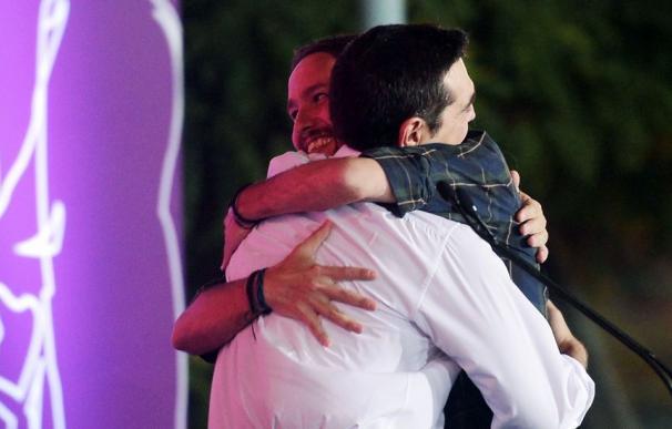 Pablo Iglesias abraza a Alexis Tsipras, líder de Syriza.
