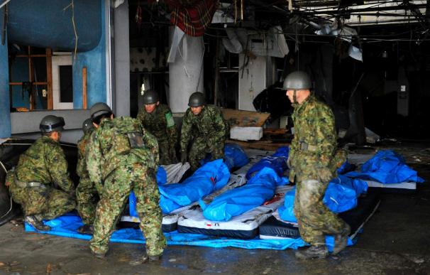El frío dificulta la labor de rescate y atenaza a los supervivientes japoneses