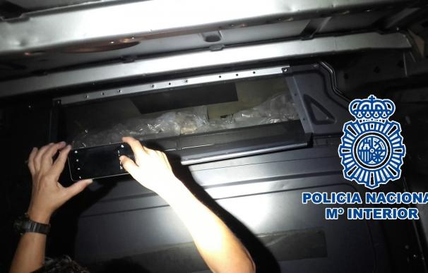Intervienen 34 kilos de droga MDMA en el falso techo de una furgoneta en Málaga y detienen a tres personas