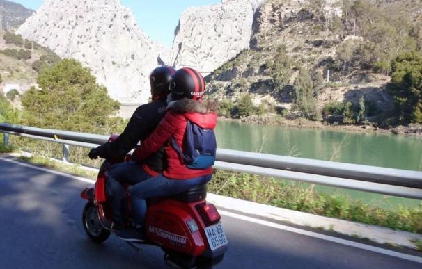 Un malagueño elaborará una guía con la experiencia de sus viajes en Vespa por pueblos de la provincia