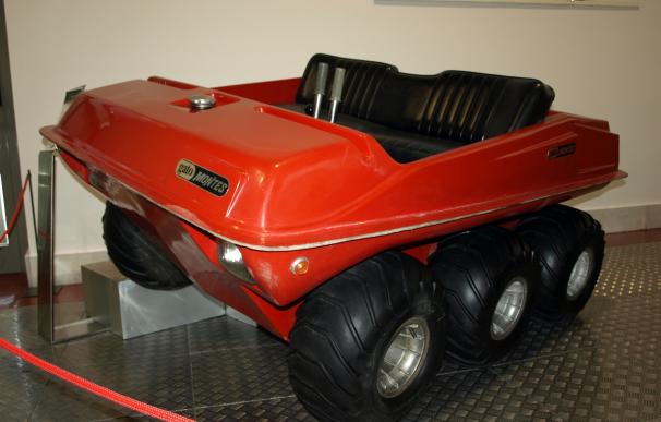 El Museo de Automoción de Salamanca muestra un coche de hace 40 años preparado para correr y nadar