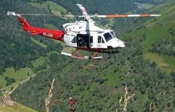 El helicóptero rescata a un senderista que se fracturó el pie en Vega de Pas