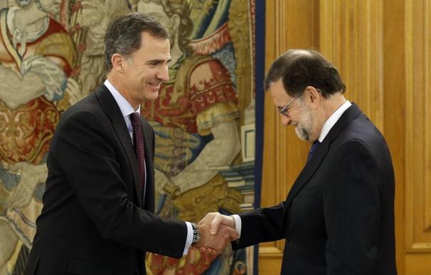 Felipe VI, con Rajoy, en la ronda de consultas de la pasada legislatura.