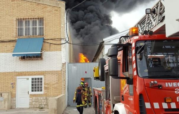 Los bomberos dan por controlado el incendio de la nave de Alboraia y desalojan en total 8 empresas