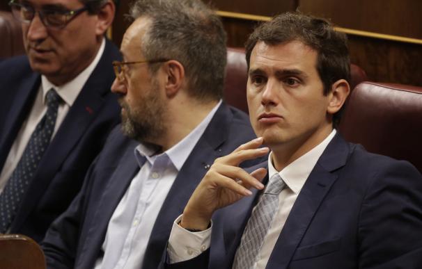 Rivera ve irresponsable que PP y PSOE quieran pactar con separatistas en lugar de negociar entre ellos