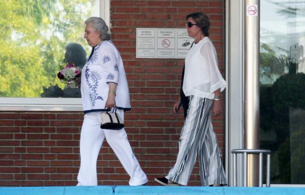 Doña Pilar una feliz abuela visita a su nieto en el hospital