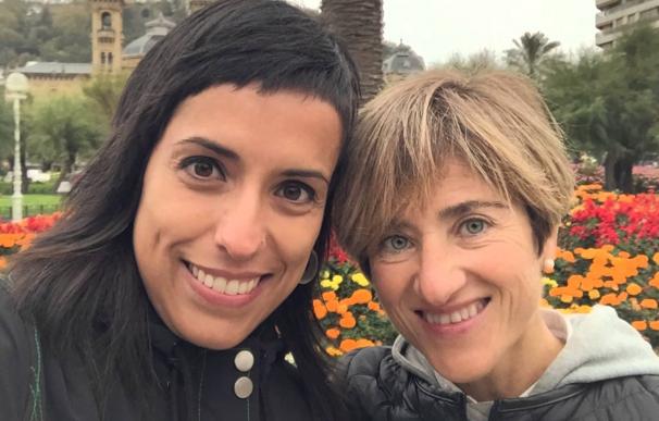 Selfie de Sara Buesa y Pilar Zabala en los jardines de Alderdi Eder en San Sebastián.