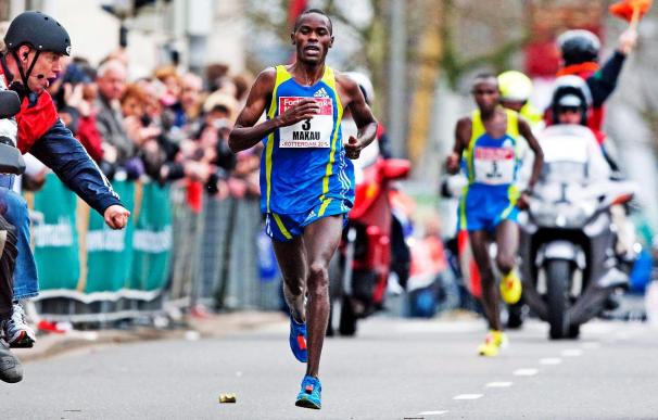 El keniano Makau ganó el maratón de Berlín con 2h.05:08