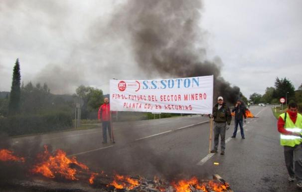 Reabiertas al tráfico las carreteras cortadas por CCOO y UGT en Asturias