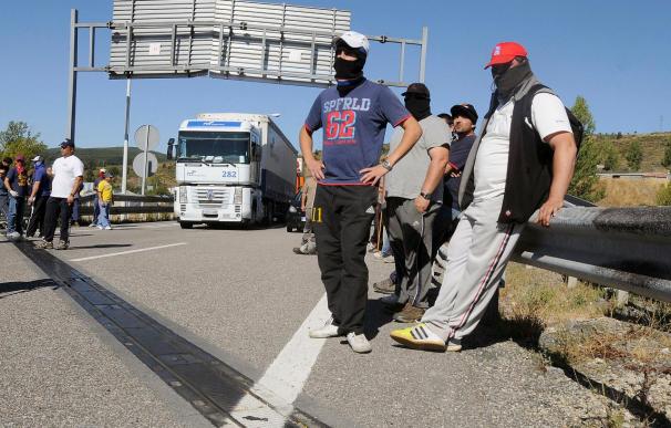 Piquetes cortan varias carreteras de León con camiones, listones y árboles