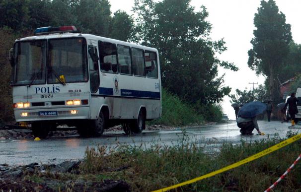 Al menos 12 muertos al explotar un microbús en Turquía