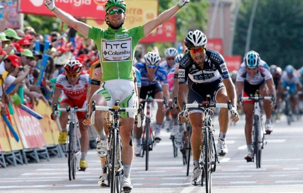 Cavendish se impone al argentino Haedo al esprint y gana su tercera etapa en la Vuelta a España