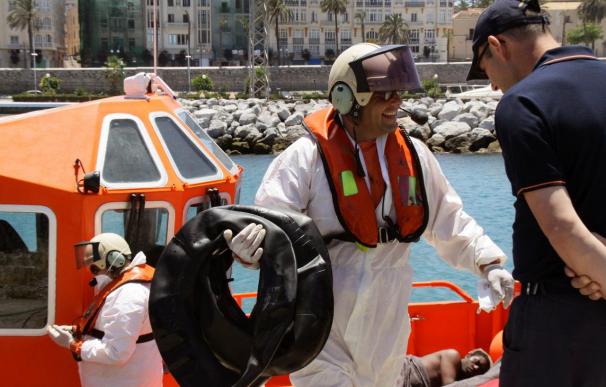 Una balsa con 7 inmigrantes subsaharianos alcanza la costa de Ceuta