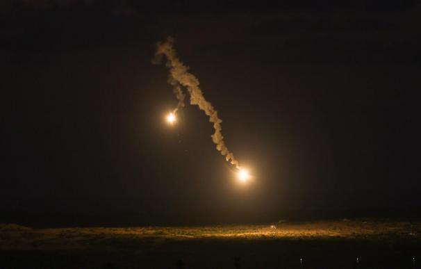 Israel reanuda los ataques aéreos en Gaza en respuesta al disparo de cohetes