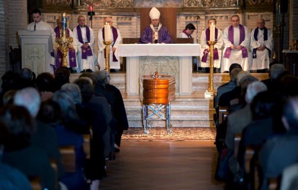 Centenares de personas se despiden en Toledo del obispo emérito de Guadix
