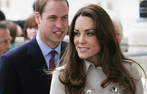 Guillermo de Inglaterra y Kate Middleton voltean tortitas en Belfast