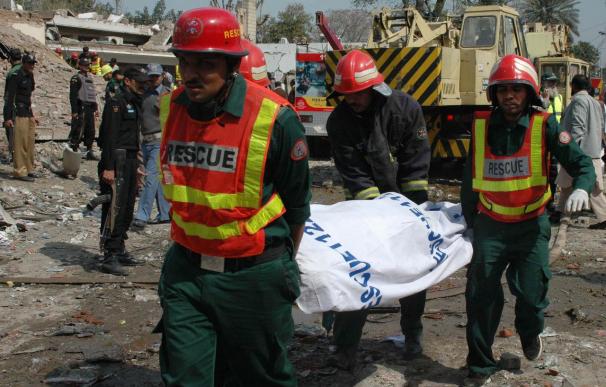 Al menos 25 muertos en un ataque suicida contra una estación de servicio en Pakistán