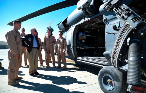 Gates visita a las tropas estadounidenses en el bastión talibán afgano