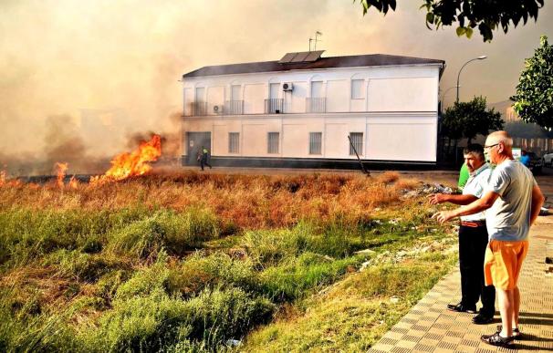 Un incendio en Valverde calcina diez hectáreas de pasto y provoca daños en varias viviendas