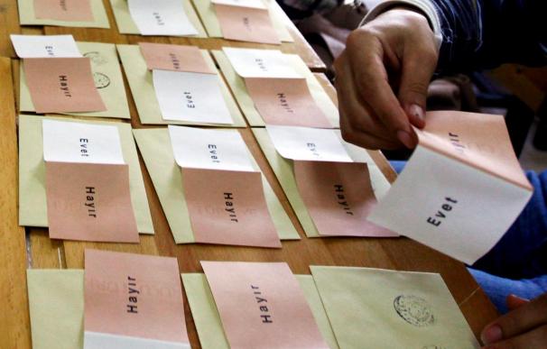 Las primeras estimaciones dan la victoria al "sí" en el referéndum turco