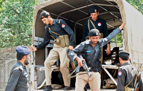 Al menos 25 muertos en un ataque suicida contra una estación de servicio en Pakistán