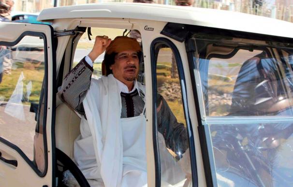 El Consejo revolucionario libio anuncia que admitiría la salida impune de Gadafi si abandona el poder