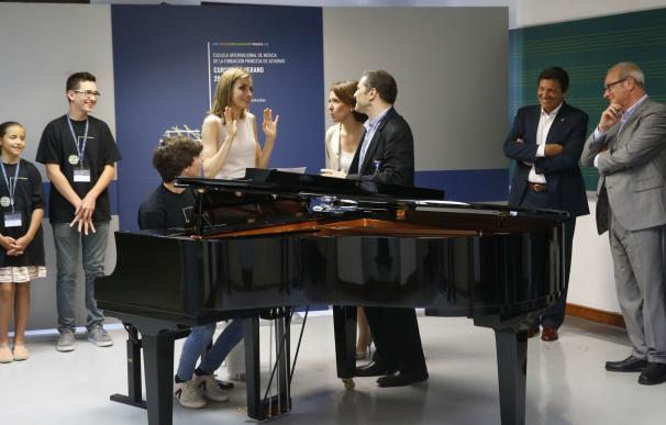 La Reina abre los cursos de verano de la Escuela Internacional de Música de la Fundación Princesa de Asturias