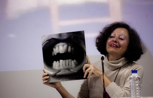 Rosa Galindo de Depósito Dental muestra su disco en el coloquio "Madrid Experimental" en octubre de 2010. Foto: Miguel Fernández Flores.