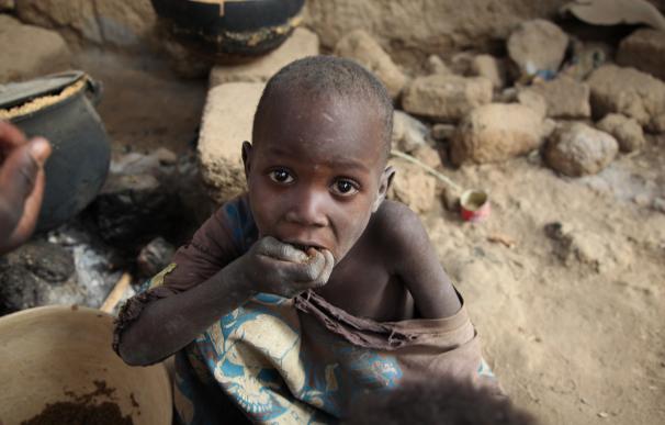 El hijo de Halima comiendo restos de mijo (Foto: ONG Plan)
