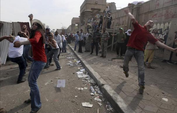 Al menos un muerto y 296 heridos en los enfrentamientos en El Cairo