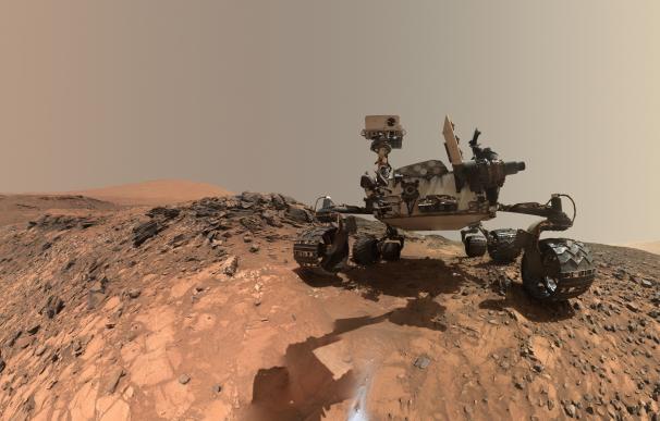 El Curiosity de la NASA en uno de sus paseos por la superficie marciana