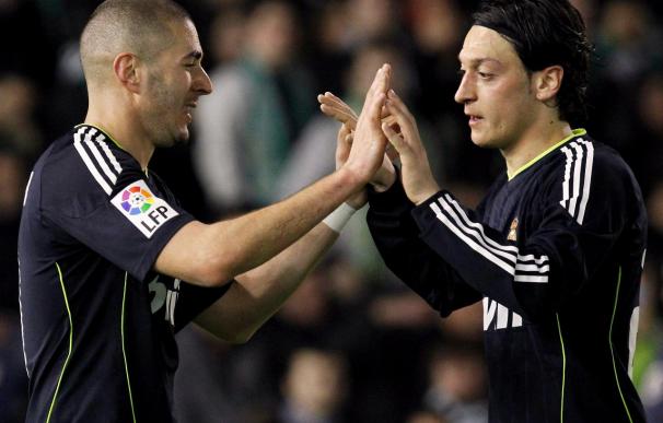 Benzema agradece a Özil (dcha) su pase de gol