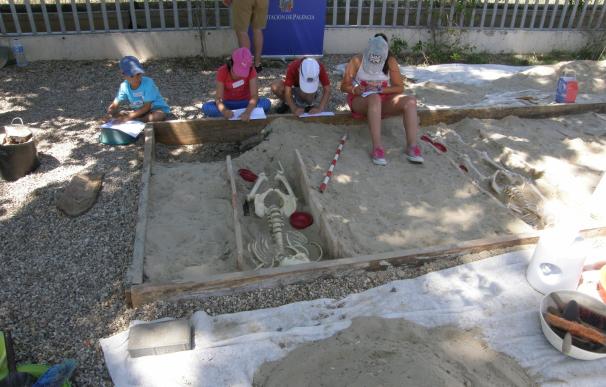 Los niños se convierten en arqueólogos por un día para conocer la historia en la Villa Romana de La Olmeda